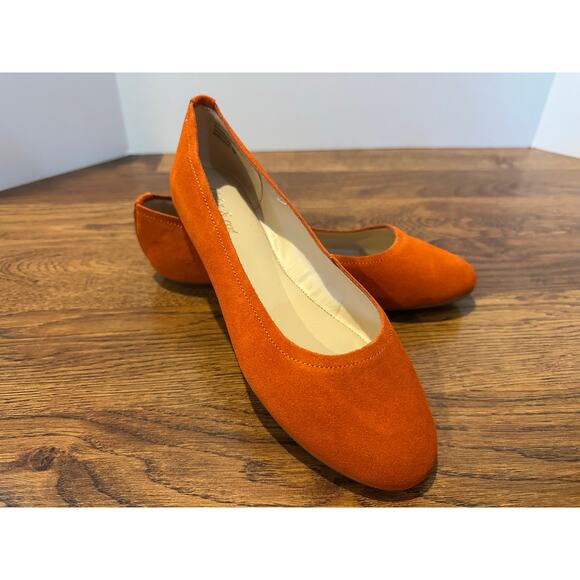 Violet and Red Women's Windsor Suede Flat Orange Size 7 NWOB Bold Footwear - Picture 1 of 9